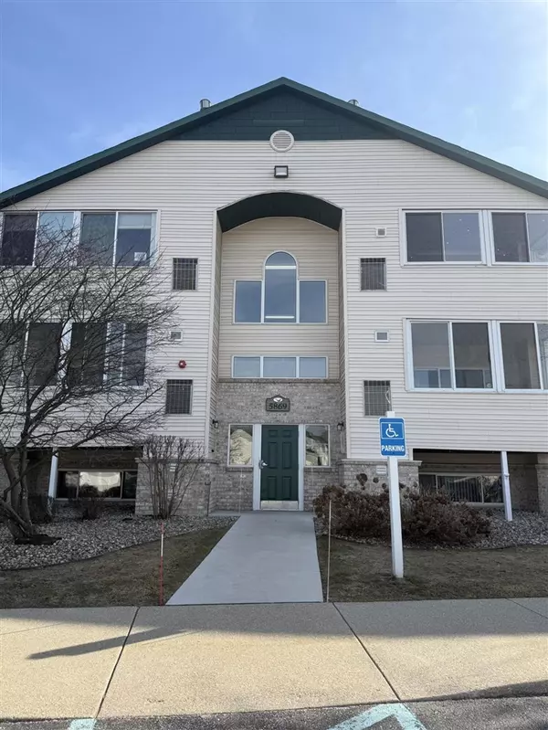 5869 Crosswinds Drive, Norton Shores, MI 49444-8752