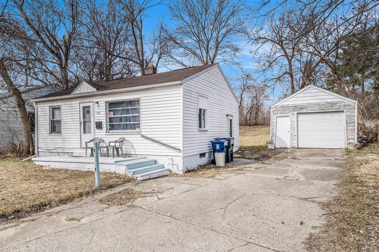 933 E Foss Avenue, Flint, MI 48505-2296