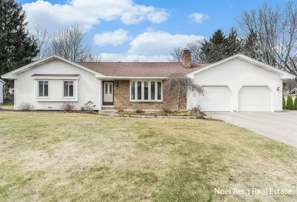 16335 Pinewood Avenue, Spring Lake, MI 49456
