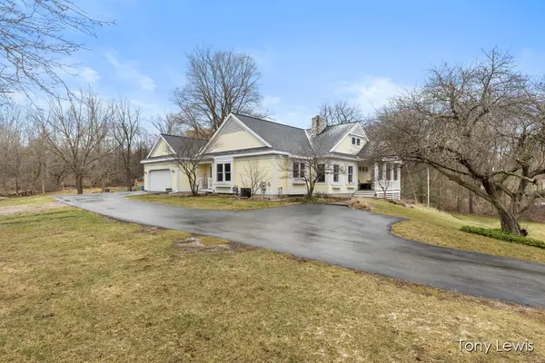 5581 12 Mile Road, Rockford, MI 49341-9749