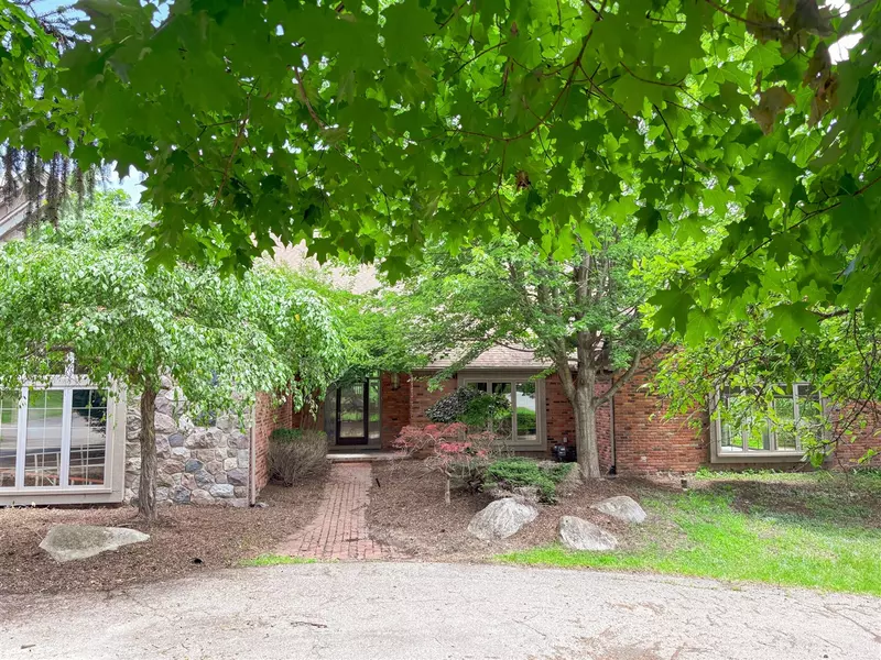 4489 Cranbrook Trail, Update, MI 48323-1507