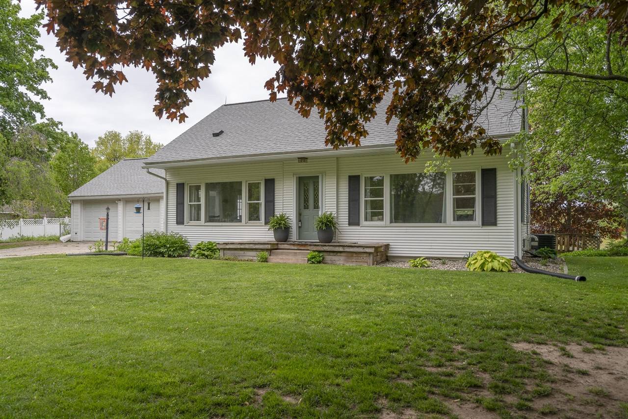 7645 11 Mile Road, Rockford, MI 49341