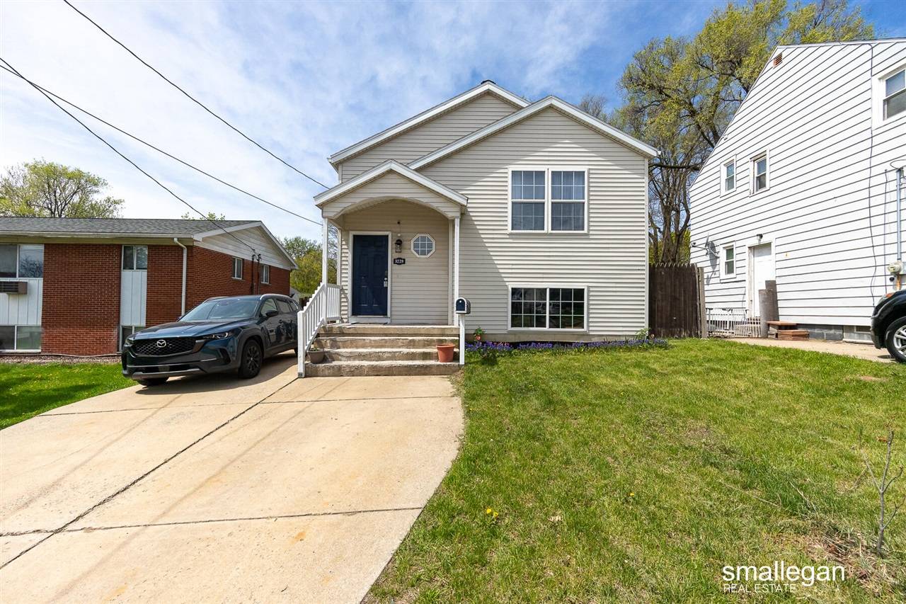 3229 Charlesgate Avenue, Wyoming, MI 49509-3018