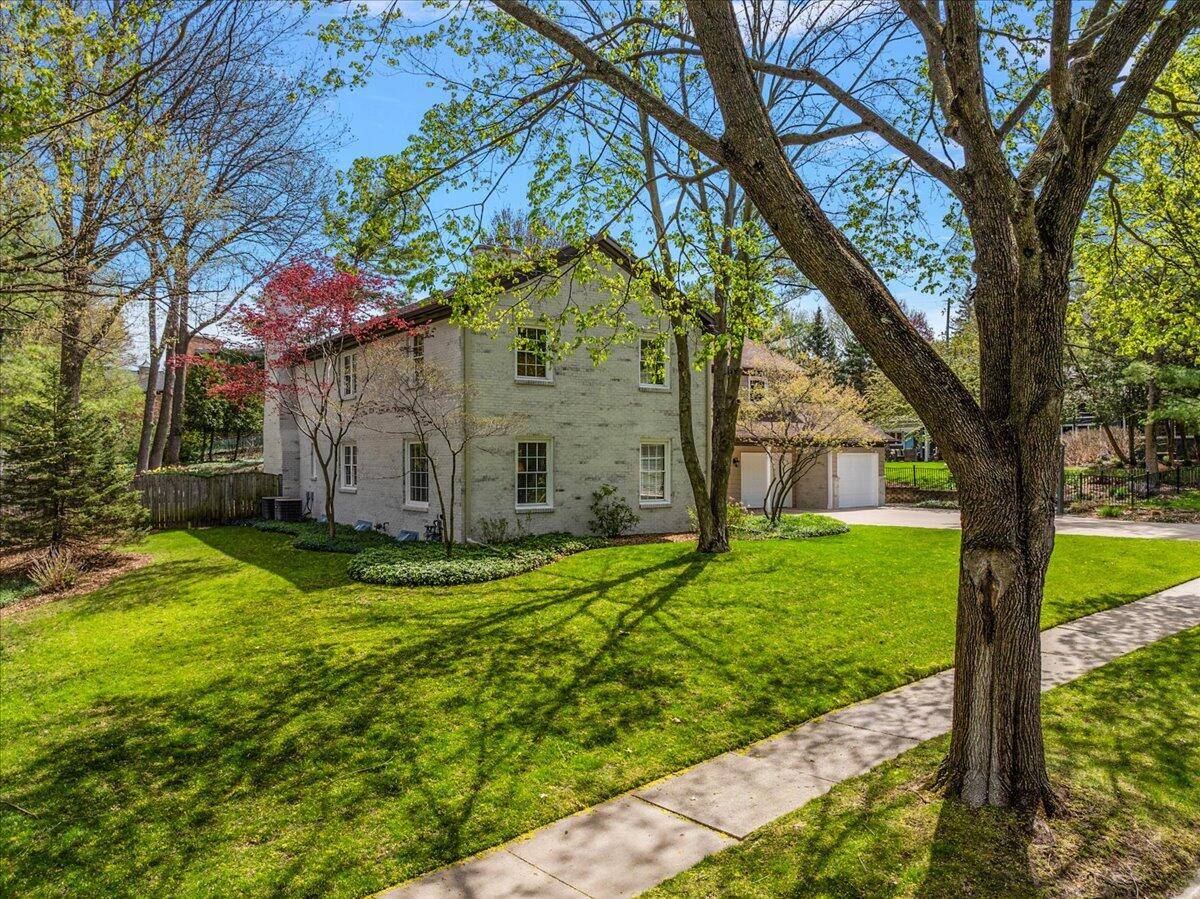 2320 Shawnee Drive, Grand Rapids, MI 49506-5337