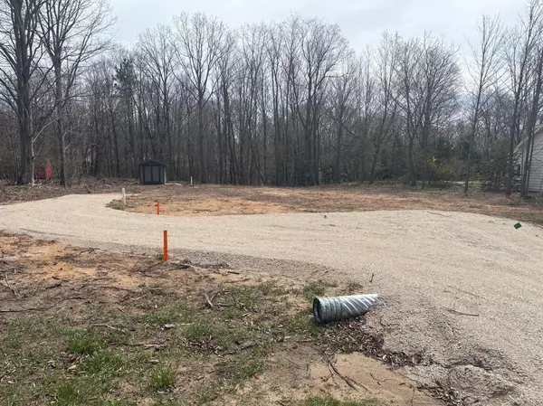 8349 Leecrest Blvd, Onekama, MI 49675