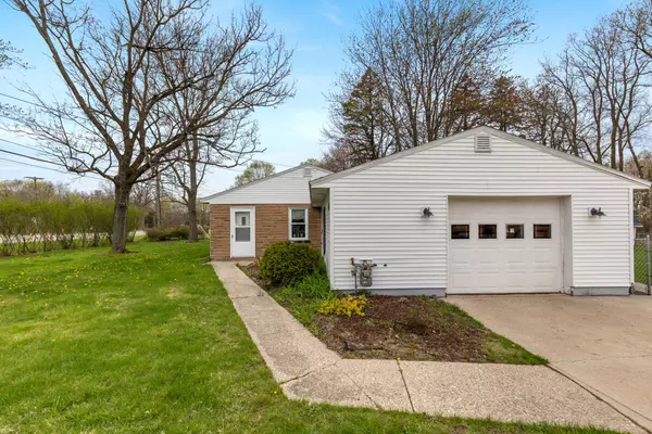 3116 E Apple Avenue, Muskegon, MI 49442-4581