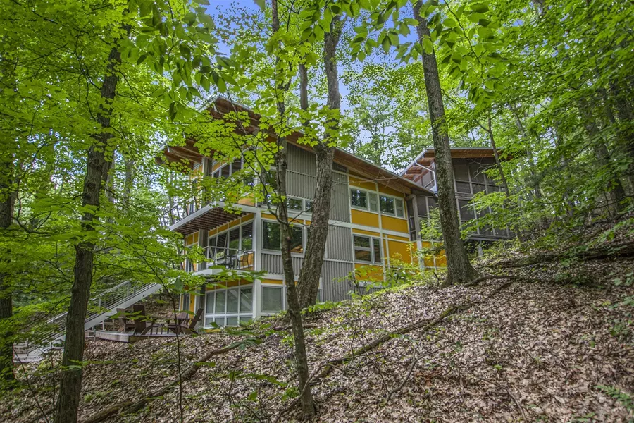 6723 Vandermeulen Road, Holland, MI 49423-8565