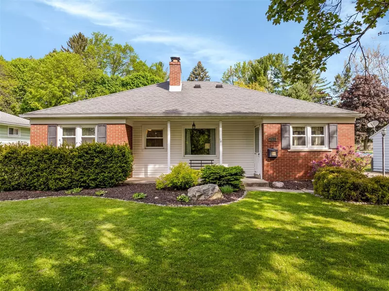 212 W Mckay Street, Saline, MI 48176-1122