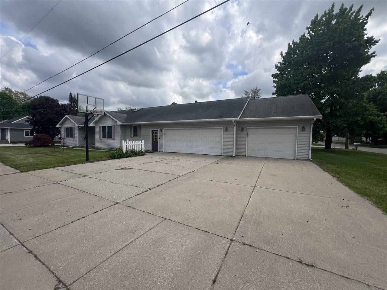 Grant, MI 49327-8649,72 E Brink Street