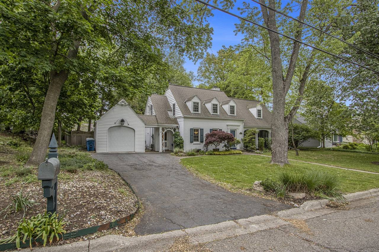 902 Edgemoor Avenue, Kalamazoo, MI 49008-2341