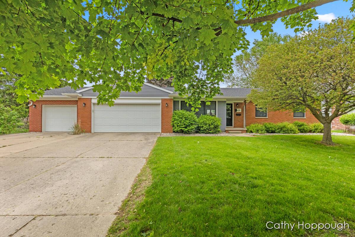 609 S Baker Street,  Saint Johns,  MI 48879-2015