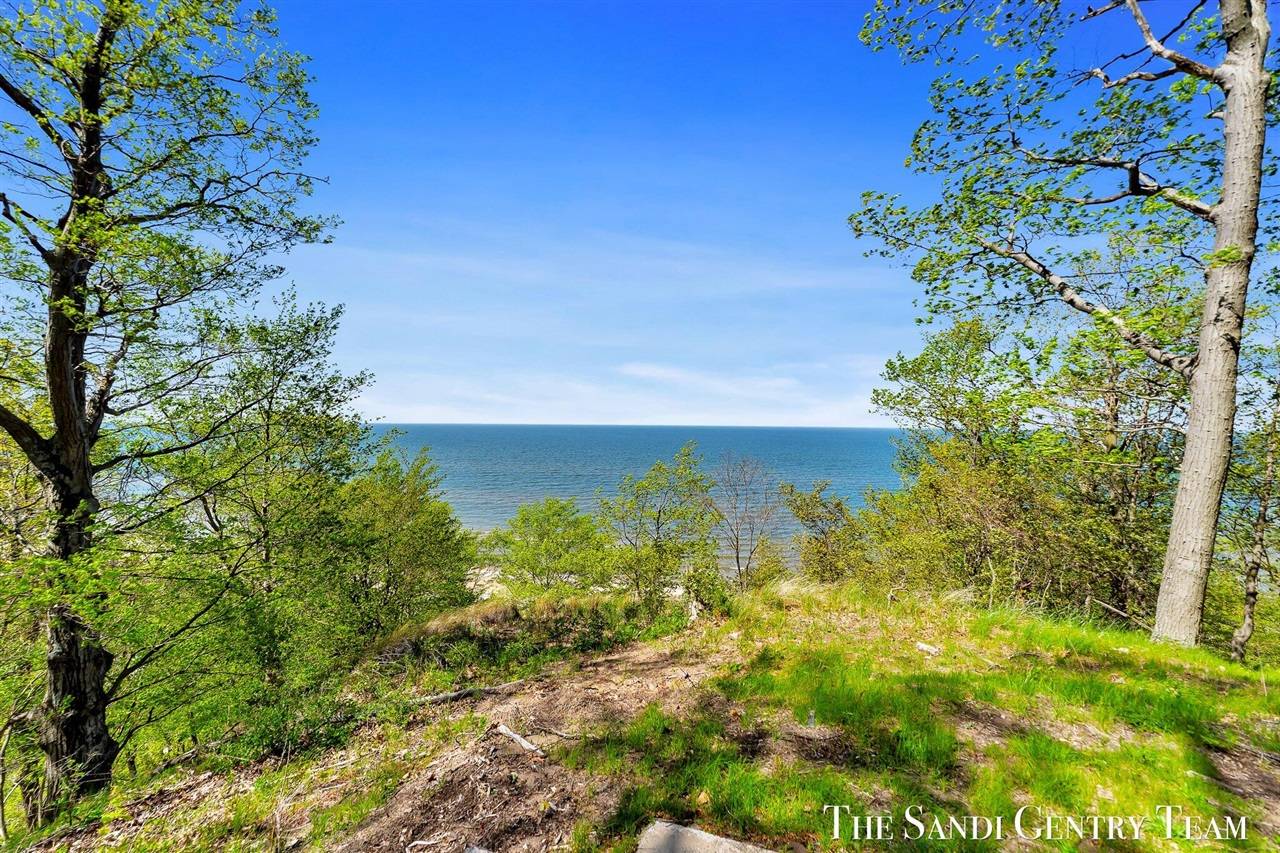 18111 Ridge Drive, Grand Haven, MI 49417-8643