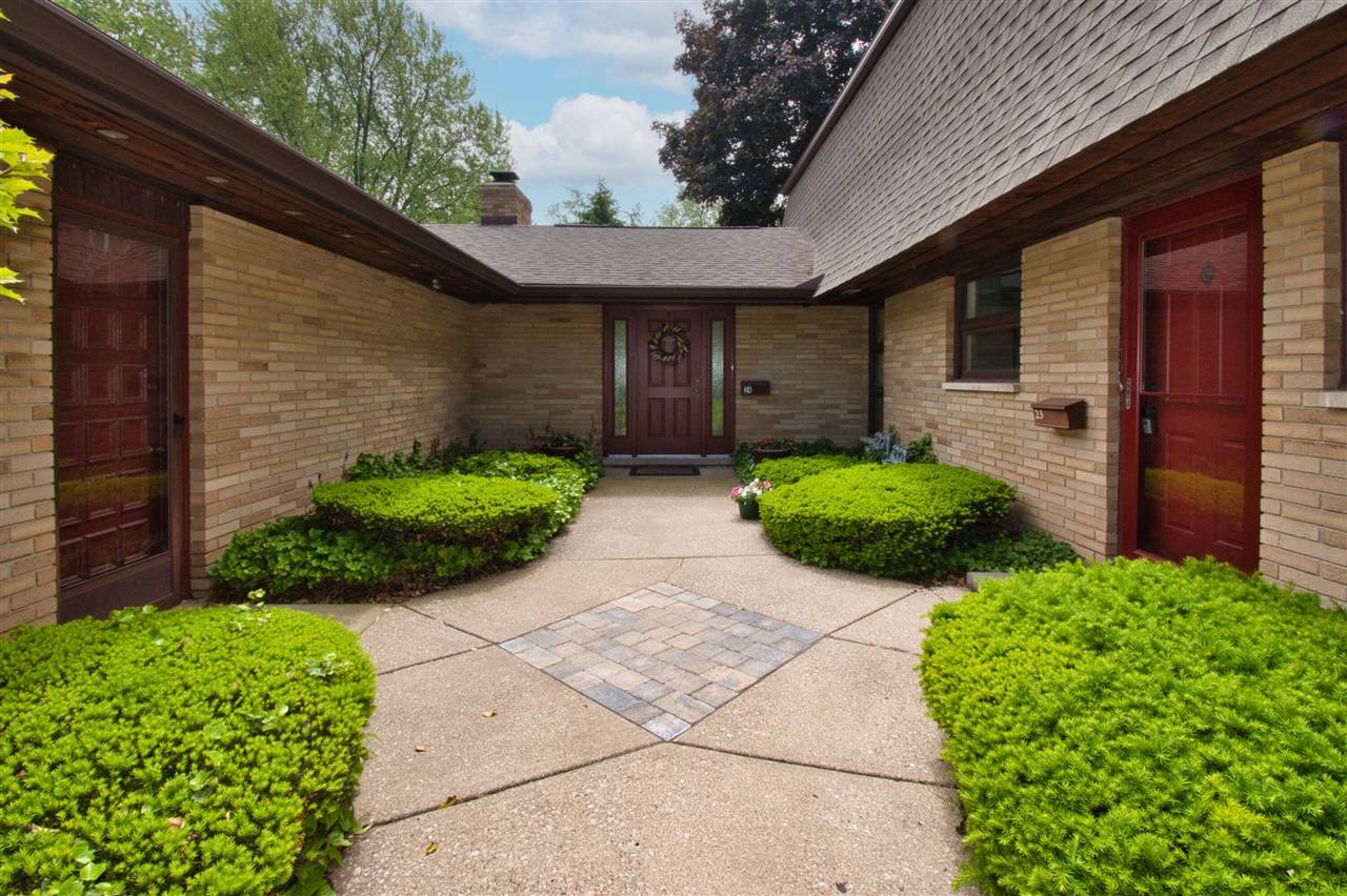 2727 S Lakeshore Drive, Saint Joseph, MI 49085-2966