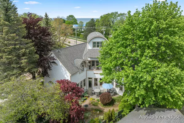 404 N Shore Drive, South Haven, MI 49090-1015