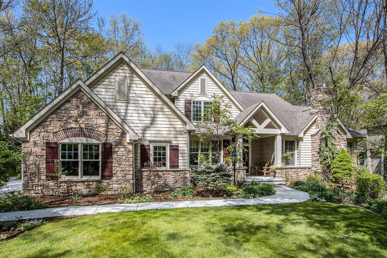 6423 Whitney Woods, Richland, MI 49083