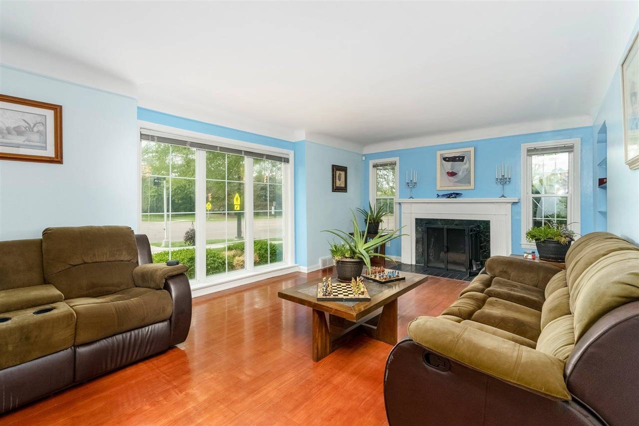 Grosse Pointe Park, MI 48230,15501 E Jefferson Avenue