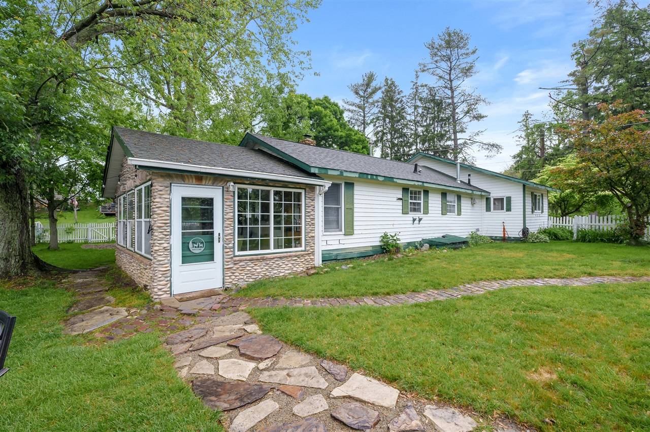 92282 Entrance Drive, Lawton, MI 49065-9485