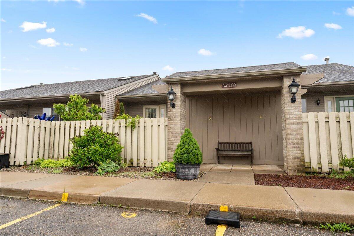 South Lyon, MI 48178,62340 Arlington Circle