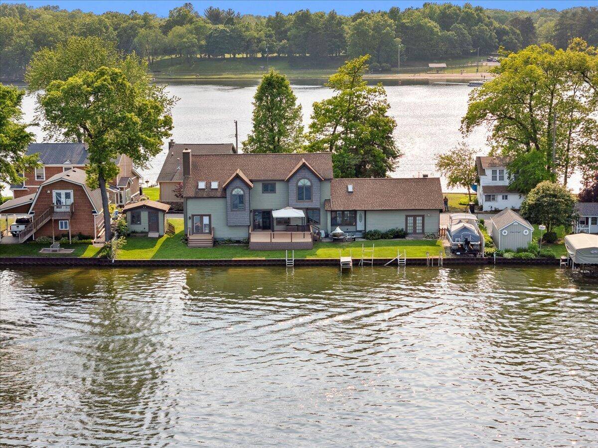 1176 Lakeside Drive, Howell, MI 48843