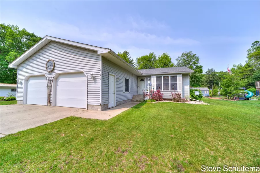 19151 Pine Grove Court, Spring Lake, MI 49456