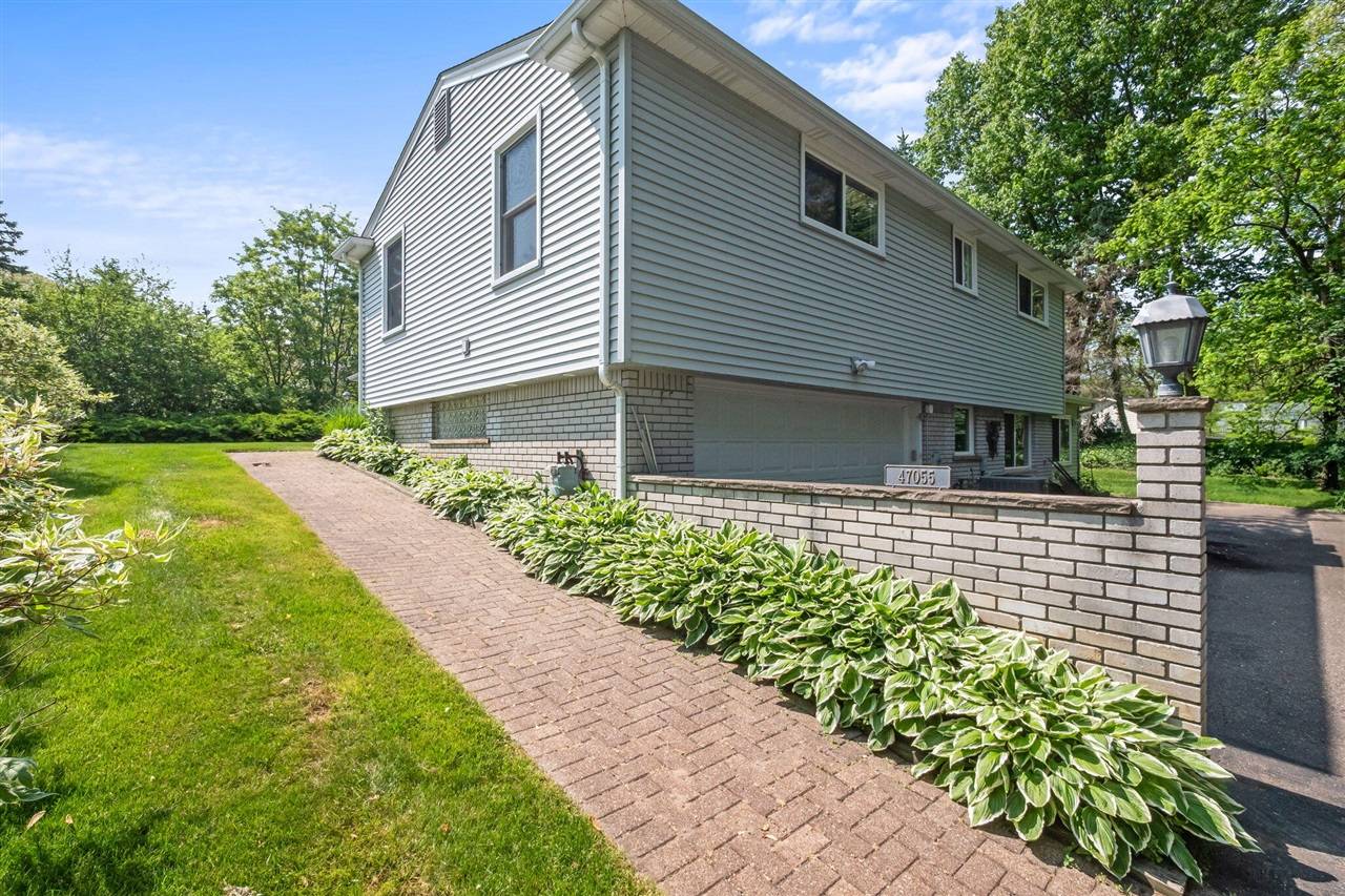 47055 S Chigwidden Drive, Northville, MI 48167-3314
