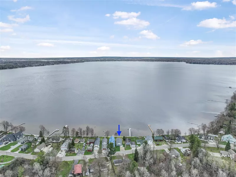 3551 W Lake Mitchell Drive, Cadillac, MI 49601