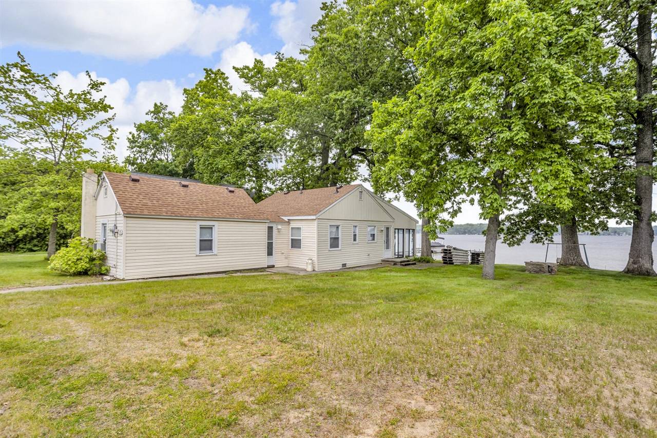 8370 Horton Beach Road, Manitou Beach, MI 49253-9640