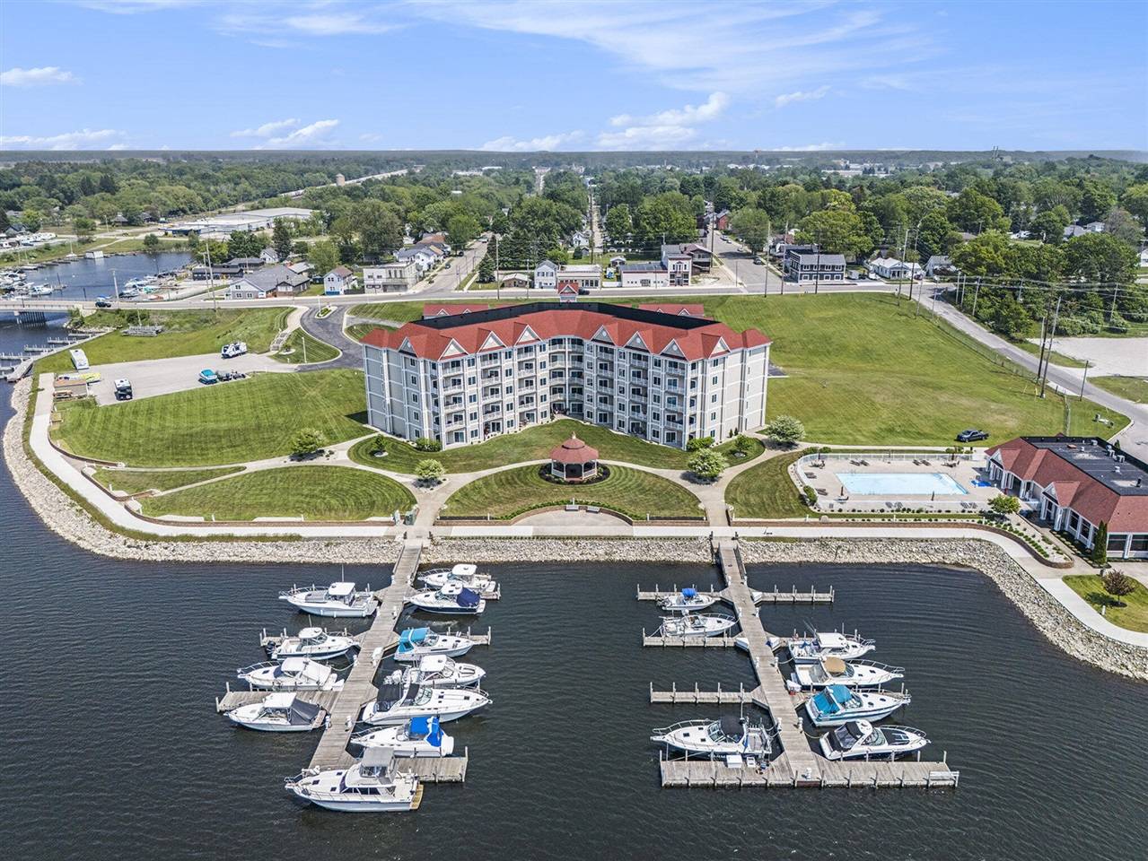 254 Lakeside Drive, Ludington, MI 49431-2582