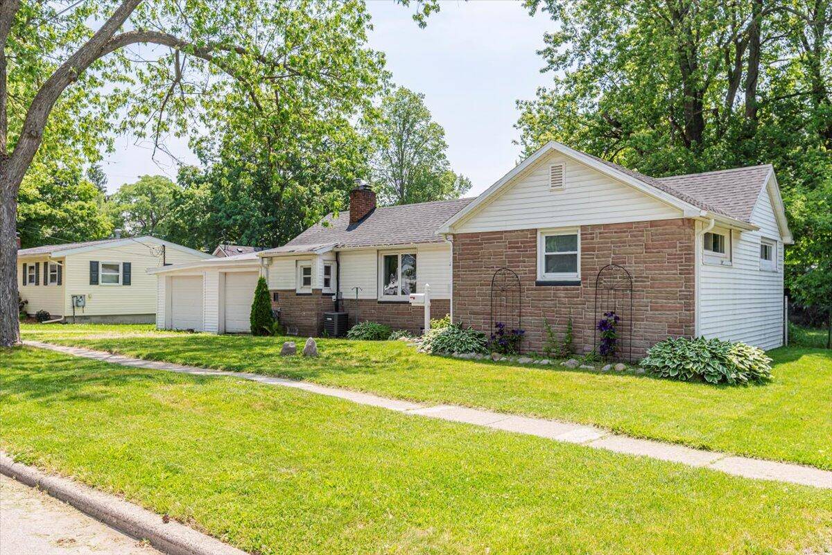 Grand Ledge, MI 48837-1820,211 W South Street