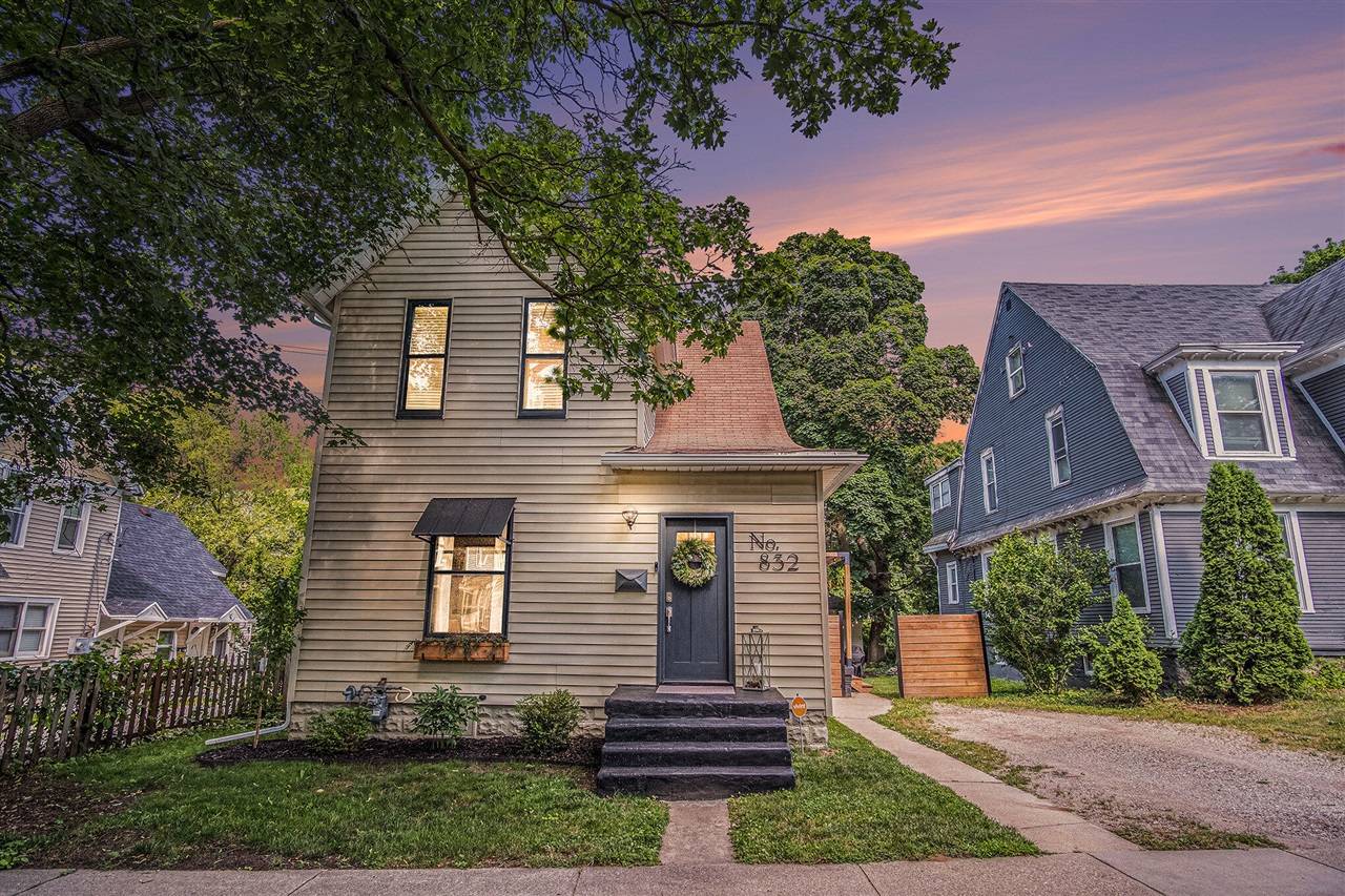 832 Clancy Avenue, Grand Rapids, MI 49503-1506