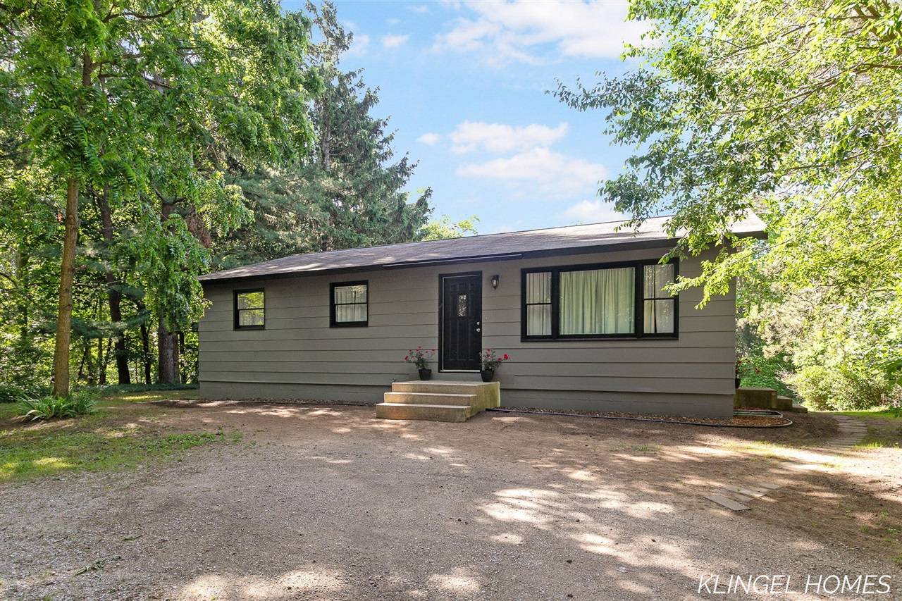 613 E Pontaluna Road, Norton Shores, MI 49444-9740