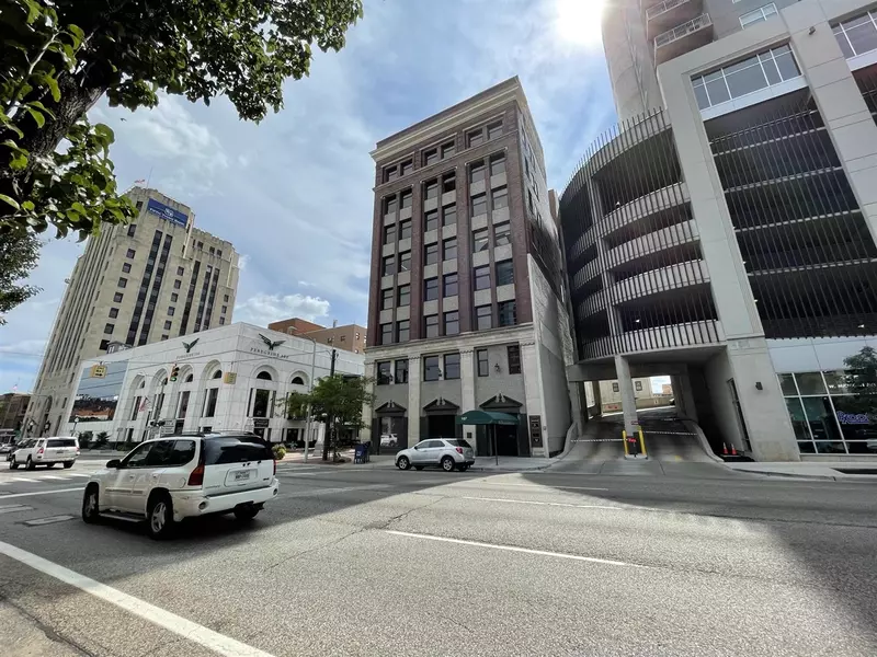 107 W Michigan Avenue, Kalamazoo, MI 49007-3946