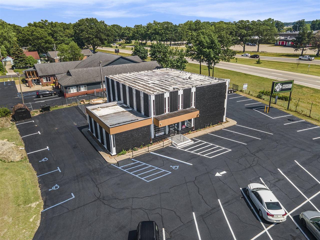 499 W Norton Avenue, Norton Shores, MI 49444-3782