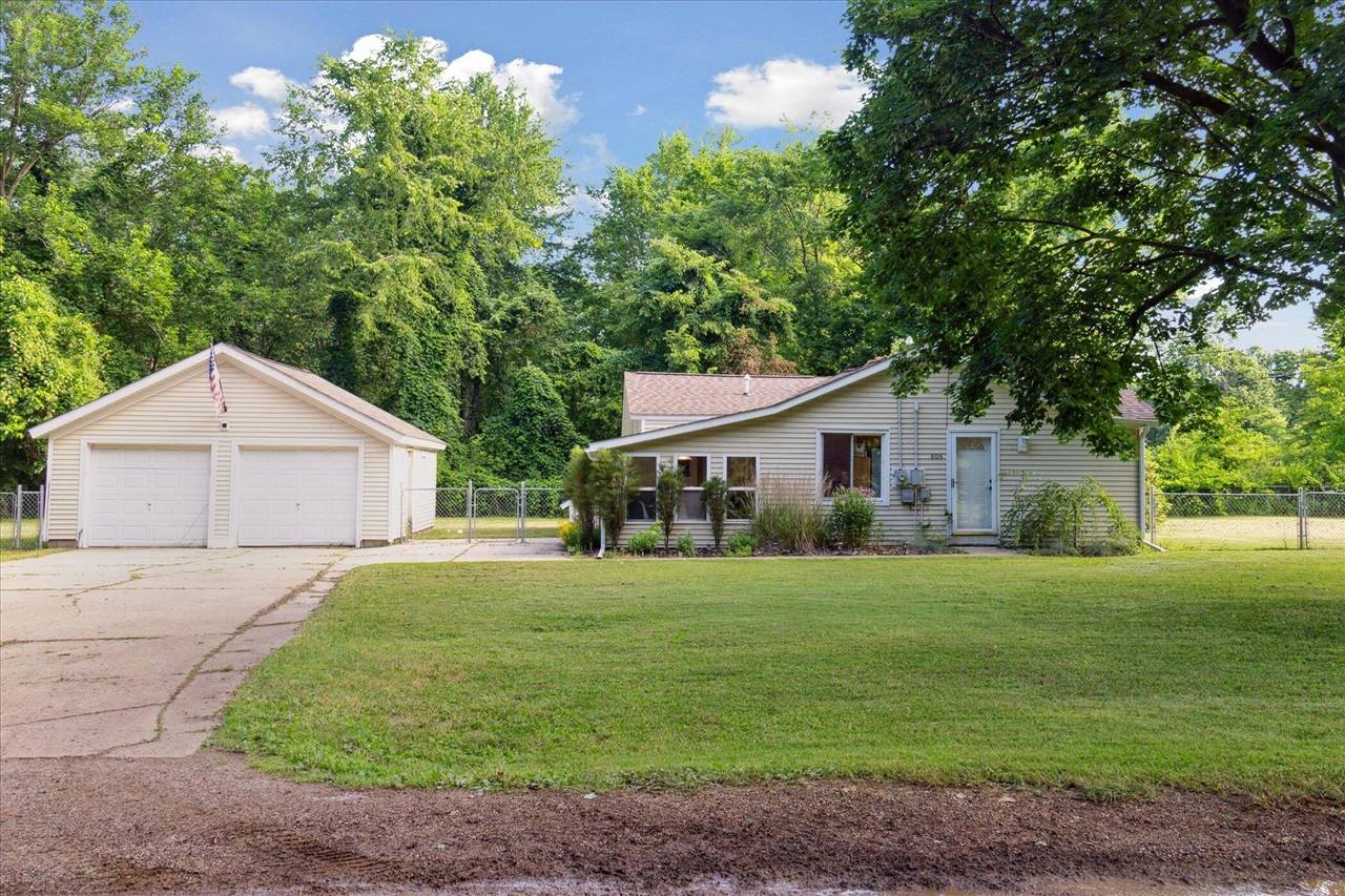 806 10th Street, Plainwell, MI 49080-9523