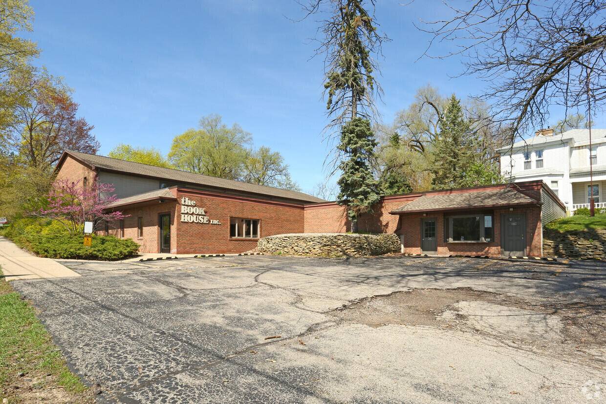 216 W Chicago Street, Jonesville, MI 49250-1108