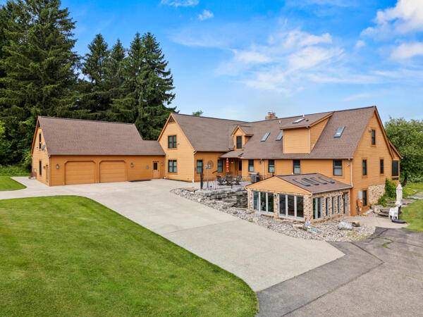 3447 Mayberry Lane, Howell, MI 48843-7966