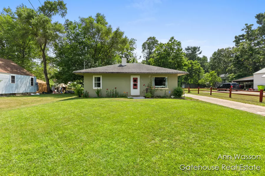 905 W Montcalm Street, Greenville, MI 48838-1547