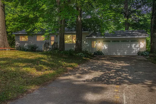 19160 Glendale Circle, Spring Lake, MI 49456-2302
