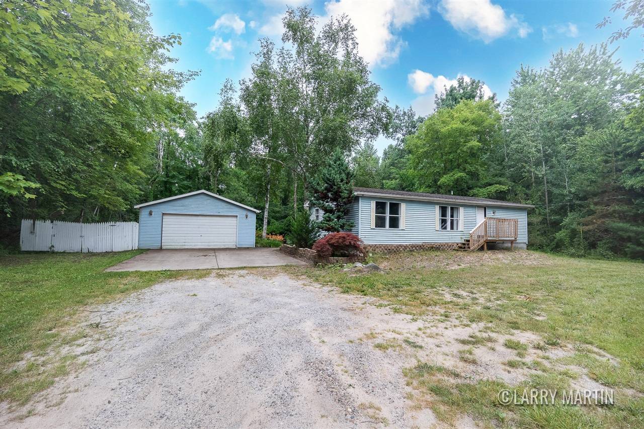 17424 Hickory Street, Spring Lake, MI 49456-9709