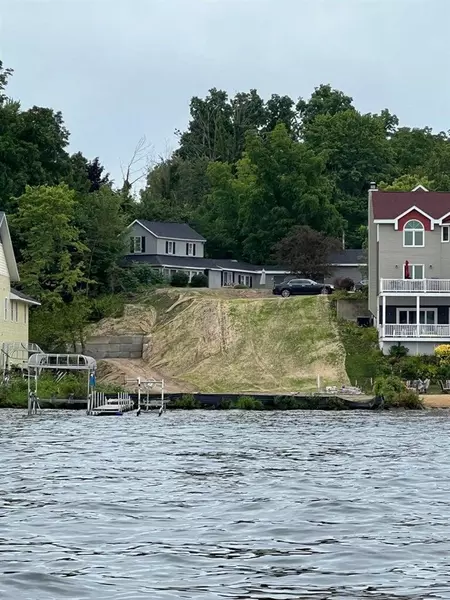 7922 Lakewood Drive, Coloma, MI 49038-9632