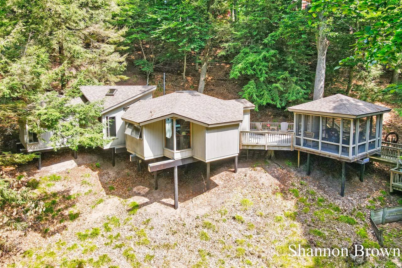10304 Lost Valley Rd, Montague, MI 49437