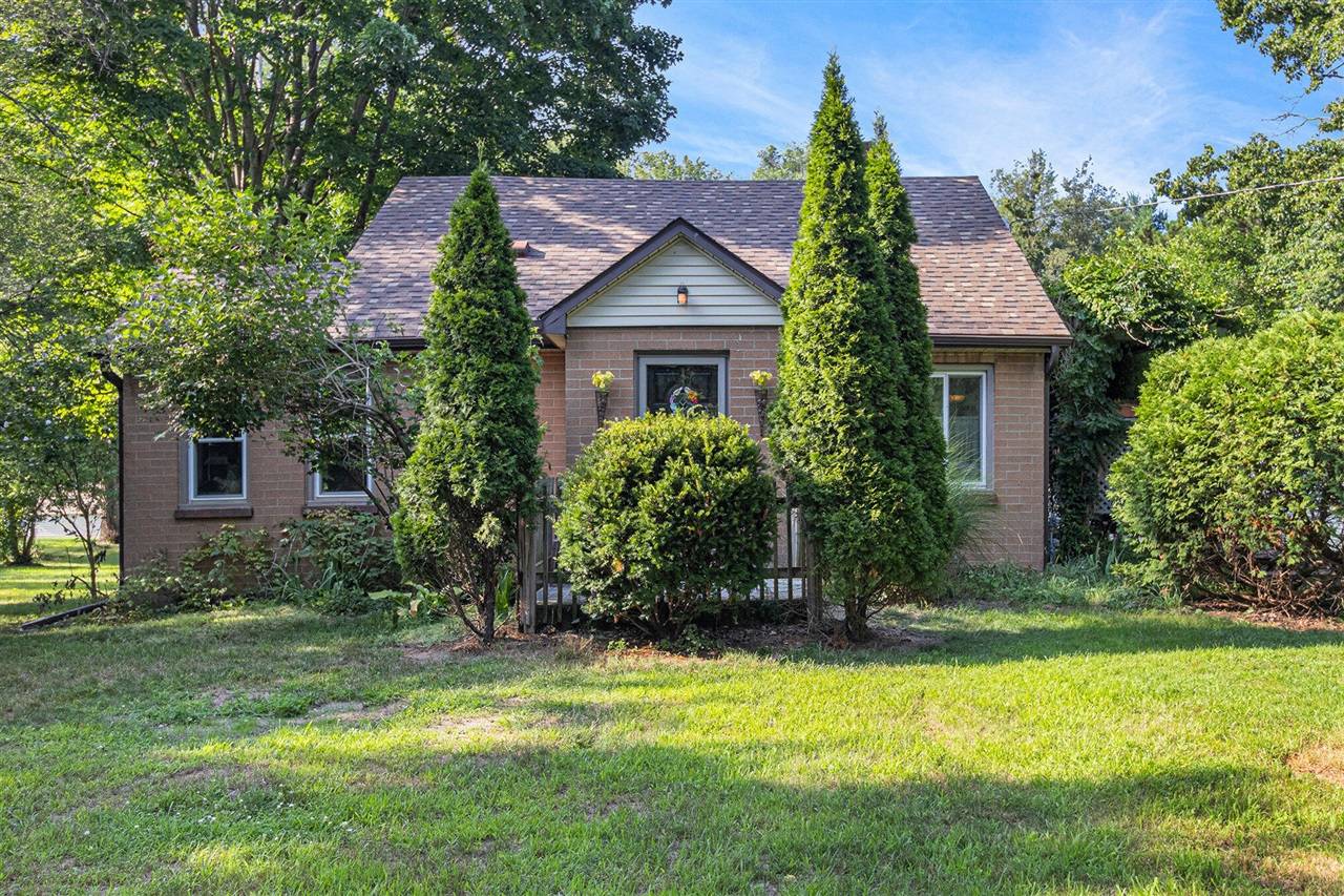 1085 2nd Division Street, Plainwell, MI 49080-1407