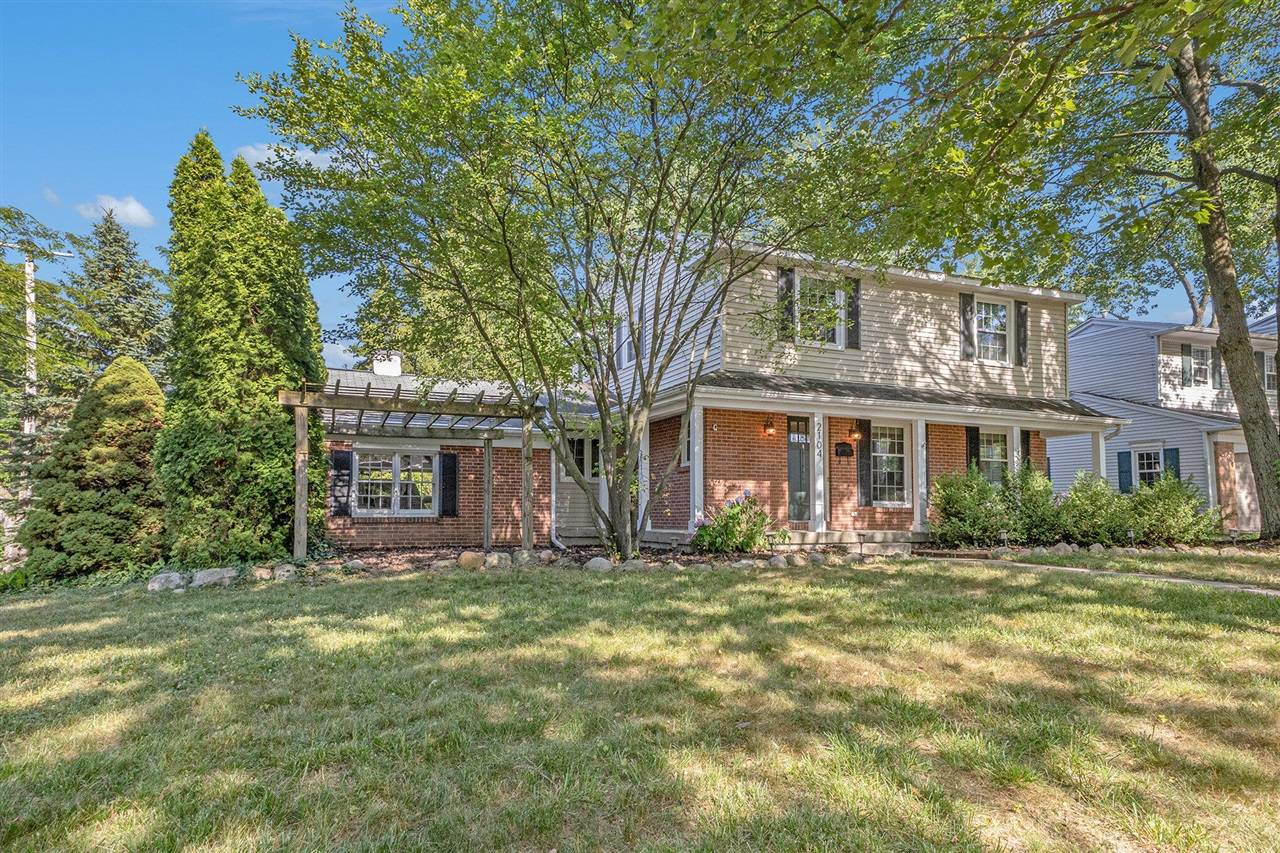 2104 Chesaning Drive, Grand Rapids, MI 49506-5311