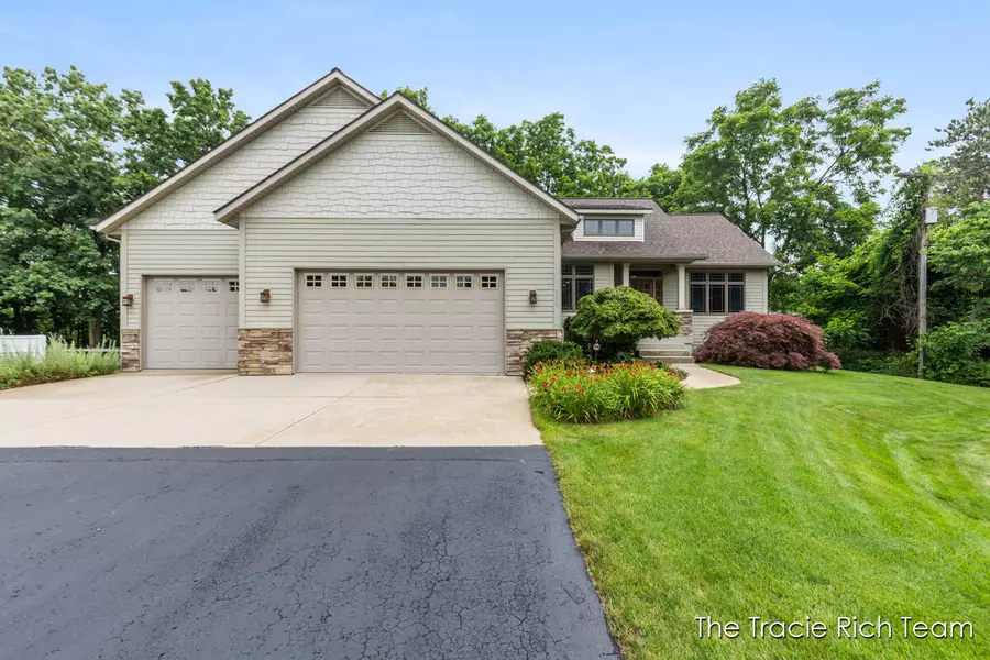 360 River Place Drive, Lowell, MI 49331