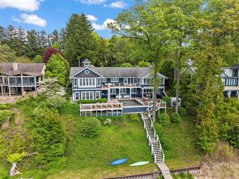 18769 N Fruitport Road, Spring Lake, MI 49456