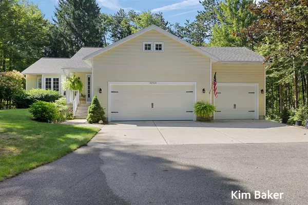 16924 Buchanan Street, Grand Haven, MI 49417-8625