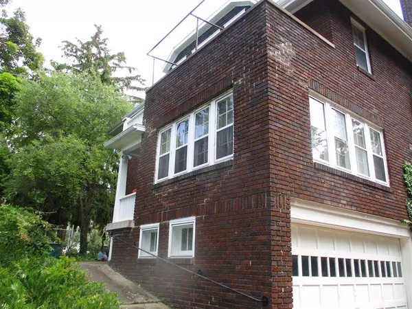 Lansing, MI 48910,1912 Moores River Drive