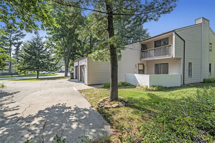 17424 Parkwood Drive, Spring Lake, MI 49456
