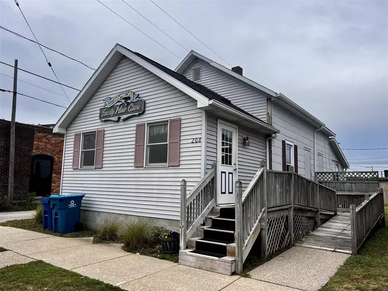 208 S Harrison Street, Ludington, MI 49431-2110