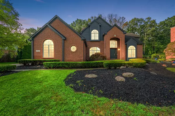 2342 Ivy Hill Drive, Commerce Twp, MI 48382-5123